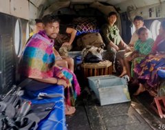 Vayu_veer_'s tweet image. Swift response. Daring rescue. 👏
On 26 Aug, #IAF Mi-17 V5 helicopters at Jagdalpur airlifted 6 marooned civilians — incl. 2 women &amp;amp; a child

A #GarudCommando was winched down to execute the rescue with precision. Saluting the courage &amp;amp; commitment! 🇮🇳

#HADR #IAFMCC #HQCAC #IAF