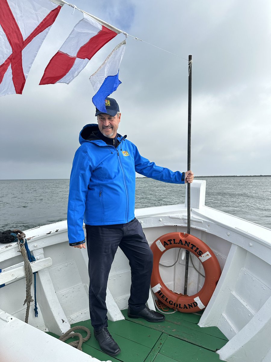 Markus_Soeder's tweet image. Helgoland pur: Besuch der Kegelrobben und der Langen Anna. Die Lange Anna ist der berühmteste rote Felsen der #Nordsee. 47 Meter hoch, vor über 150 Jahren entstanden und ein echtes Wahrzeichen deutscher Naturgeschichte. Ein weiterer besonderer Abstecher: die Düne von #Helgoland.