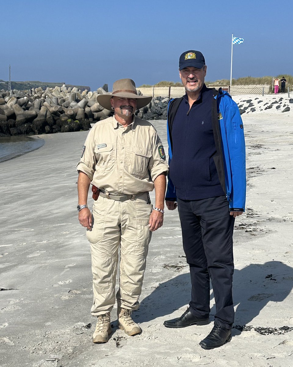 Markus_Soeder's tweet image. Helgoland pur: Besuch der Kegelrobben und der Langen Anna. Die Lange Anna ist der berühmteste rote Felsen der #Nordsee. 47 Meter hoch, vor über 150 Jahren entstanden und ein echtes Wahrzeichen deutscher Naturgeschichte. Ein weiterer besonderer Abstecher: die Düne von #Helgoland.