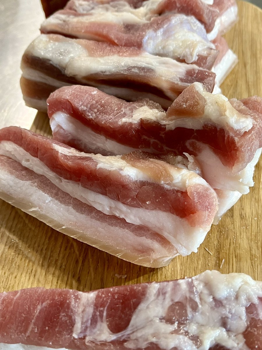 Вітаю всіх любителів і професіоналів з днем сала!
Це мій черговий запас, який йде в морозилку, а потім стає частиною сніданку.