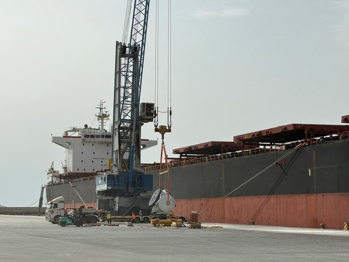@puertodemotriha recibido una veintena de piezas destinadas a la construcción de dos parques eólicos en la provincia de Granada a bordo del buque KMAX LEADER, el mayor barco de carga general que ha atracado en el muelle de Azucenas hasta la fecha.
#20aniversarioapm 🏗️🚢🚛