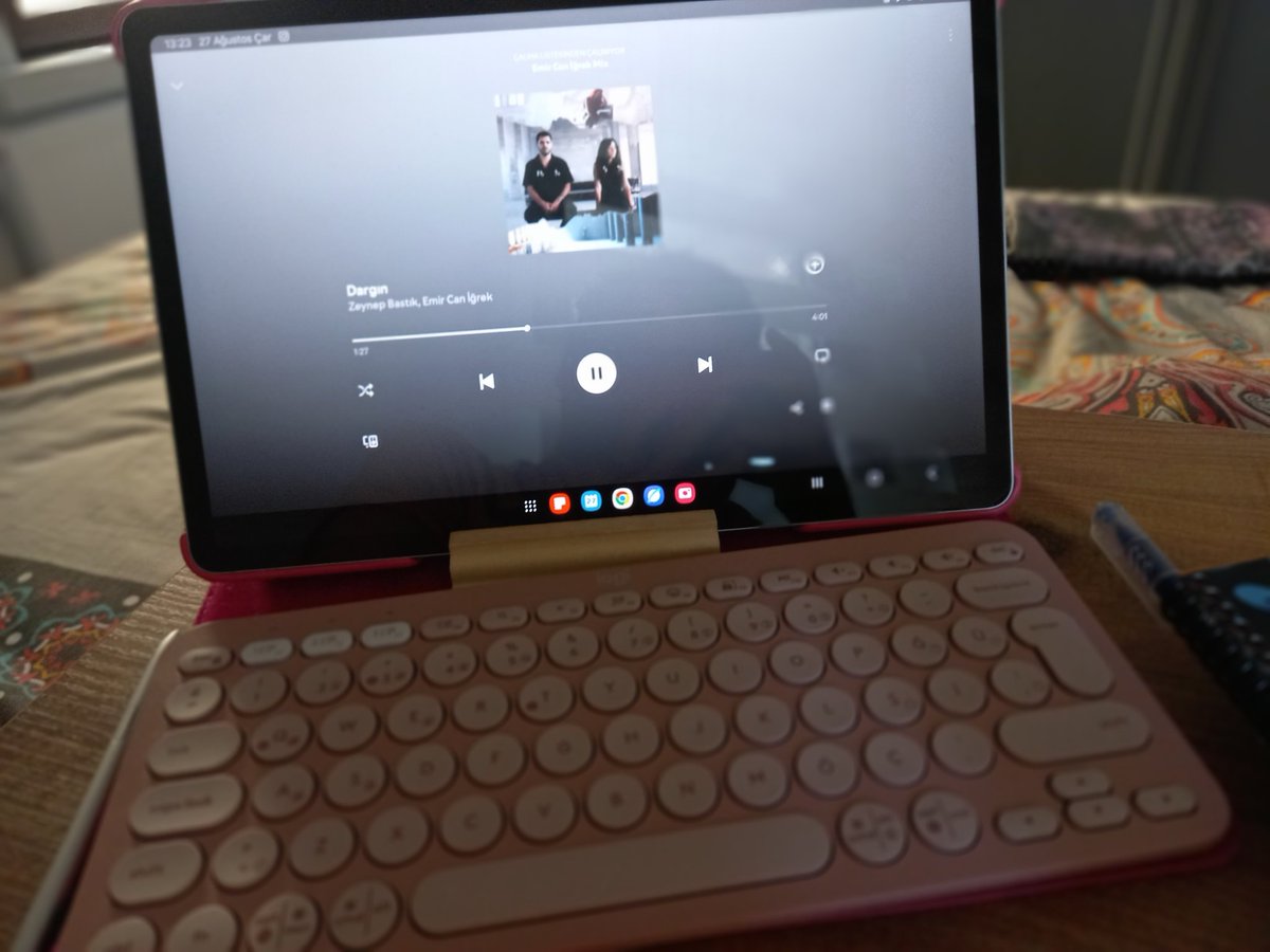 Dinlenirken yapmayı en sevdiğim şey müzik, araştırma yapmak, kitap okumak ve yazı yazmak olabilir... Siz neler yapıyorsunuz bakalım???