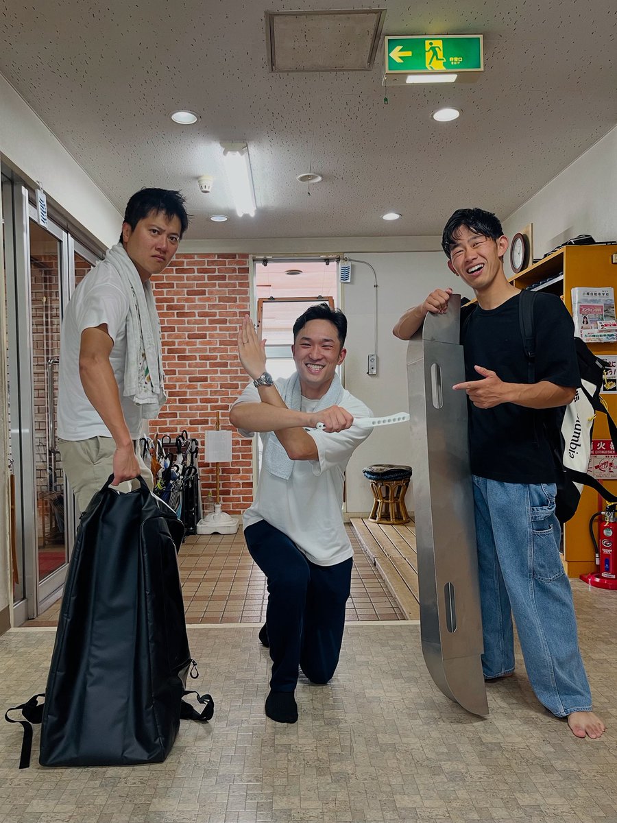 2025.8.21

今日は3人での練習です。
メインに2vs1をやりました！

今回のテーマは再現性。
相手と向かいあった時に突破するイメージがなければ、ラッキーやたまたまでしか相手を抜くことはできません。
まずはひとつでも自分の形を作ることができれば、オフェンスの幅は一気に拡がります⛱️
