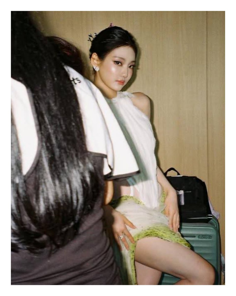 ⠀⠀⠀
⠀⠀⠀⠀⠀ 
Calm behind the scene, letting the look speak louder than words

⠀