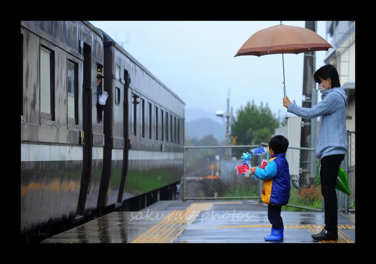 #自分のお気に入り写真は誰かの心にささるかな

①ベルビア100(ﾘﾊﾞｰｻﾙﾌｨﾙﾑISO100)で過酷な状況で撮った北陸・能登。

②この時を境に無くなった、天理臨・寝台客車2本。

③トワイライト最終運行間近の今庄駅。

④SLやまぐち号を鯉のぼりで見送る幼児。