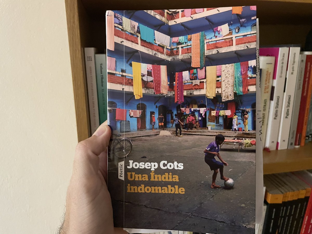 Josep Cots, ànima de la llibreria Documenta molts anys, publica aquest llibre sobre l’Índia, terra on ha anat uns quants cops.  

La gent, la religió, la cultura, llocs turístics i llocs on no veuen mai un turista. Una bona lectura.