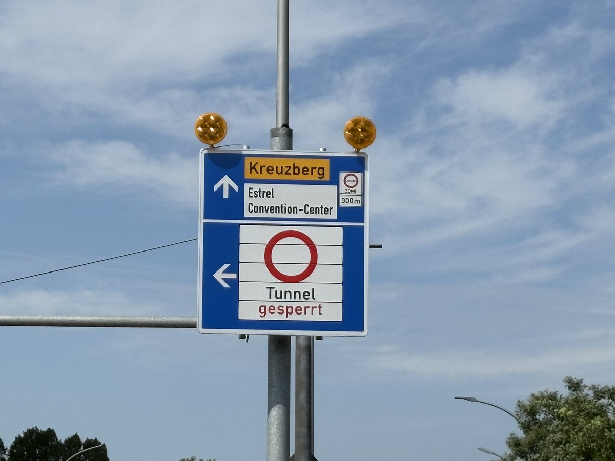 Anwohner sagen: endlich Autobahn nach 30 Jahren, aufgeregte Journalisten, Hubschrauber kreist, gelassene Bauarbeiter räumen Absperrungen weg, gleich kommt der Promi-Konvoi: an der Sonnenallee wird heute der teuerste Autobahnabschnitt Deutschlands eröffnet. #a100 #b2708