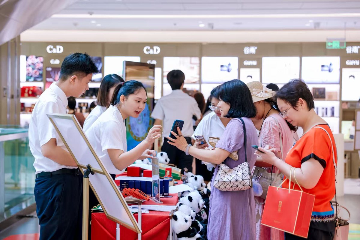 Guangzhou_City's tweet photo. A new landmark for global shopping! 🛒💎
Guangzhou's first downtown duty-free store on August 26  at #IFC #FriendshipStore, Tianhe. Now you can shop duty-free before heading to the airport ✈️
#Guangzhou #DutyFree #ShoppingInGuangzhou #TravelInStyle #GlobalShopping #TravelEase https://t.co/ArvIiUz3ZS