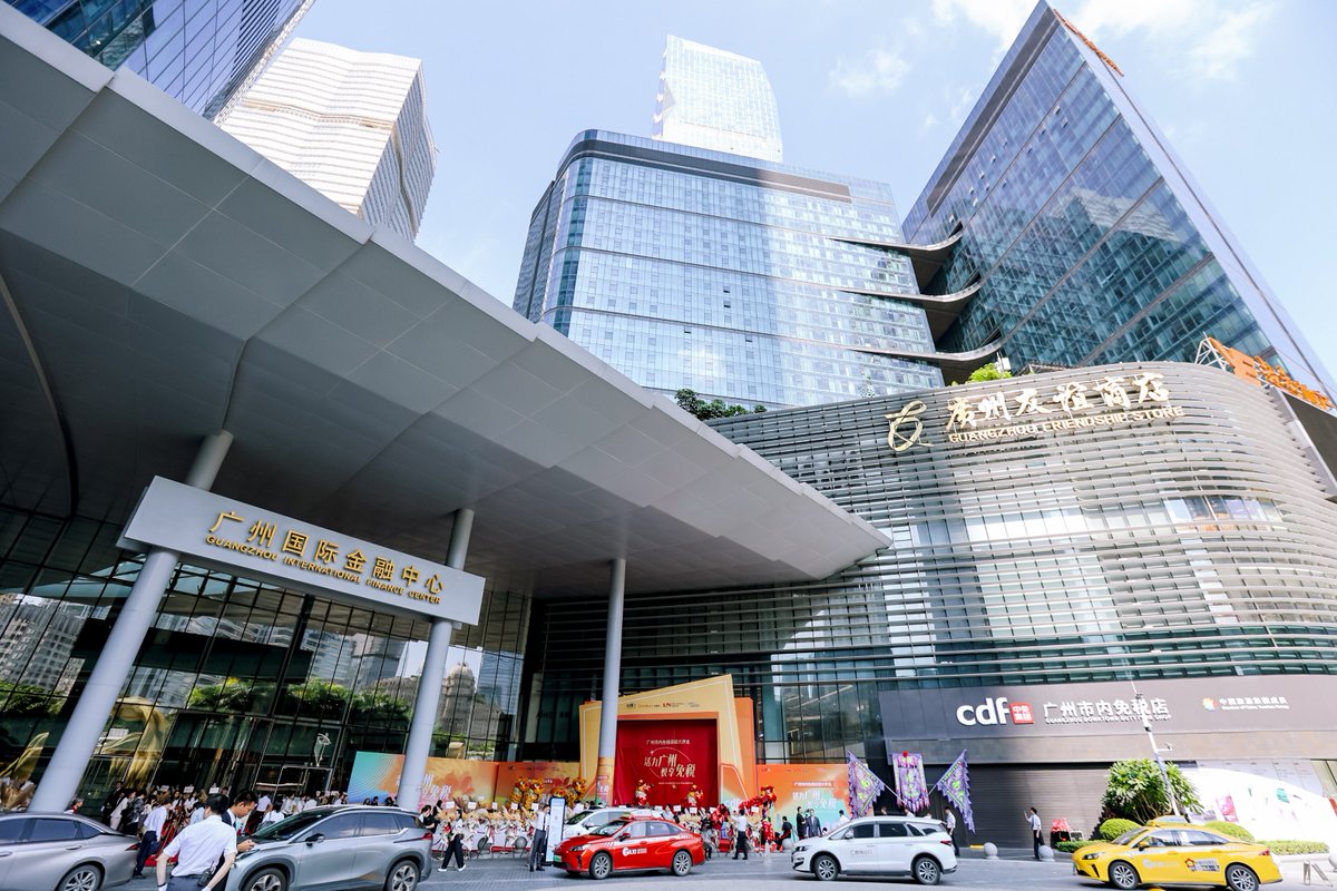 Guangzhou_City's tweet photo. A new landmark for global shopping! 🛒💎
Guangzhou's first downtown duty-free store on August 26  at #IFC #FriendshipStore, Tianhe. Now you can shop duty-free before heading to the airport ✈️
#Guangzhou #DutyFree #ShoppingInGuangzhou #TravelInStyle #GlobalShopping #TravelEase https://t.co/ArvIiUz3ZS
