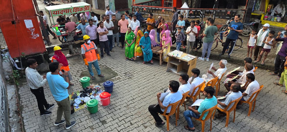 NPPSambhal's tweet image. स्वच्छ वातावरण प्रोत्साहन समिति अध्यक्ष/सदस्यों,  #ITCMSK के संयुक्त सहयोग से ईओ सर के नेतृत्व में वार्ड स्तर पर पृथक्करण, विकेंद्रीकृत अवधारणा अंतर्गत प्रोसेसिंग, सोर्स सेग्रीगेशन हेतु वार्ड वार वैनर, पंप्लेट व सफाई मित्रों द्वारा 4 प्रकार के कचरे का पृथक्करण प्रशिक्षण दिया गया।