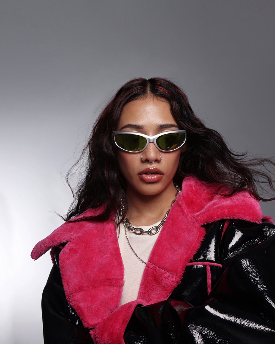 She's dripping confidence and unstoppable boss girl vibes. <a href="/lizethselene/">SELENE</a>'s here to own the scene.
#ARNETTE