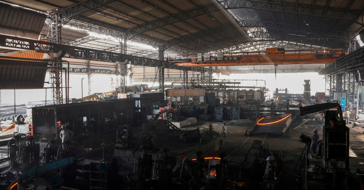 🏭 India’s steelmakers are urging a near sevenfold hike in import quotas for low-ash metallurgical coke amid a supply crunch. The government extended import curbs for six months from July and set country-specific limits. 

⚖️ Purchases are currently capped at 1.4 million metric