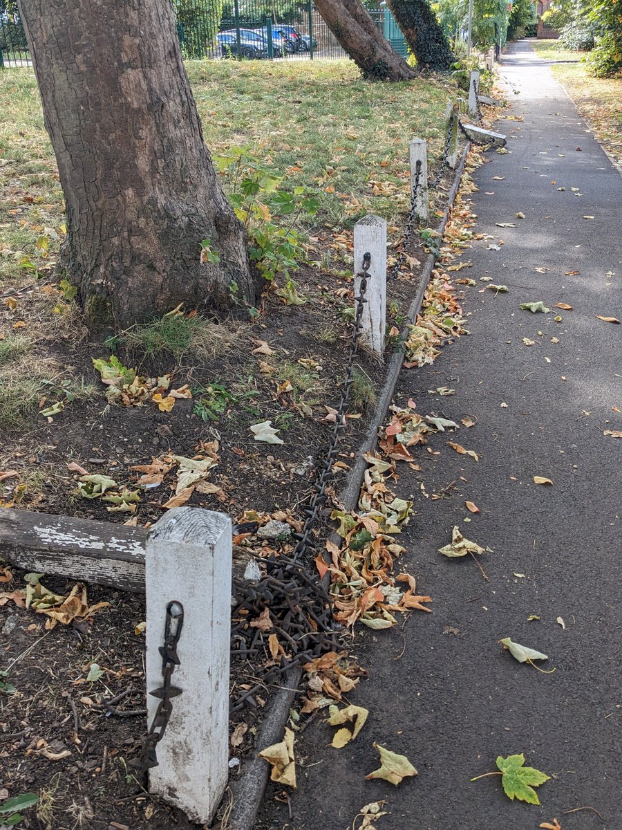 Repairs needed by <a href="/Merton_Council/">Merton Council</a> and <a href="/idverdeUK/">idverde UK</a>  to characteristic chain link boundary in front of Oak Tree Primary School (ex Date Valley)