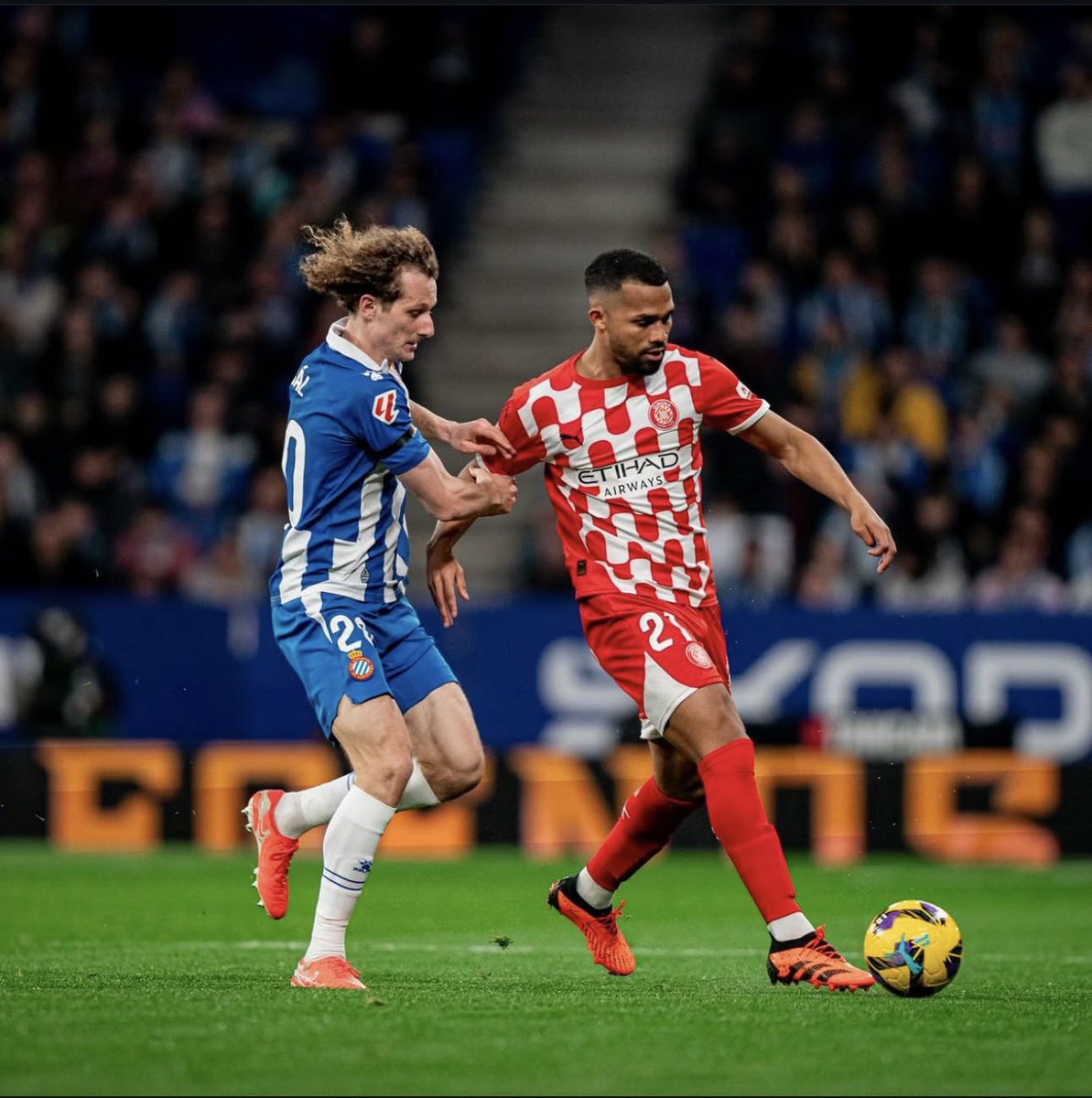 Nilsola10's tweet image. NOTÍCIA @QueThiJugues 

YÁNGEL HERRERA ha comunicat al @GironaFC que vol sortir en aquest mercat d’estiu. El jugador amb lesió de 6/8 setmanes, veu amb bons ulls el traspàs a la Real. Les postures de clubs, si els bascos apreten, s’aproparan. Possibilitats ALTES de que es faci.