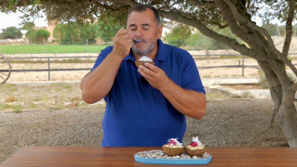 MiquelCalent's tweet image. Avui a #FrediCalentIB3 rotllets d’albergínia cruixents, cuixes de pollastre amb mooolt de formatge, aguachile vermell mexicà, coca de ceba, figues i sobrassada, guatlles amb verdura, colzes amb coco… 
🍎🥯🍳🍔🐟🥩🍲🧁🍪👨‍🍳🎊🎉