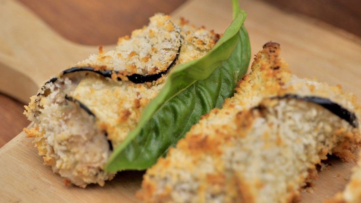 MiquelCalent's tweet image. Avui a #FrediCalentIB3 rotllets d’albergínia cruixents, cuixes de pollastre amb mooolt de formatge, aguachile vermell mexicà, coca de ceba, figues i sobrassada, guatlles amb verdura, colzes amb coco… 
🍎🥯🍳🍔🐟🥩🍲🧁🍪👨‍🍳🎊🎉