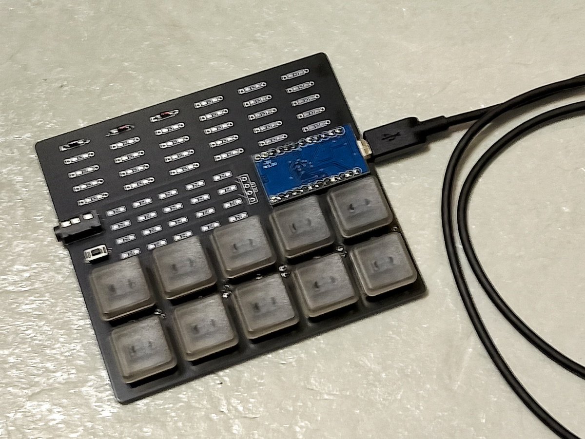 #DailyCraftKeyboard さんで購入した「自作キーボードはんだ練習キット（Choc V1）」が完成しました!
初めての #自作キーボード なので学びが多くて、そして自信が付きました✨
その辺にあった適当なUSBケーブルではPCから認識されずに焦りましたが、Amazon Basicケーブルに交換したら動作しました。