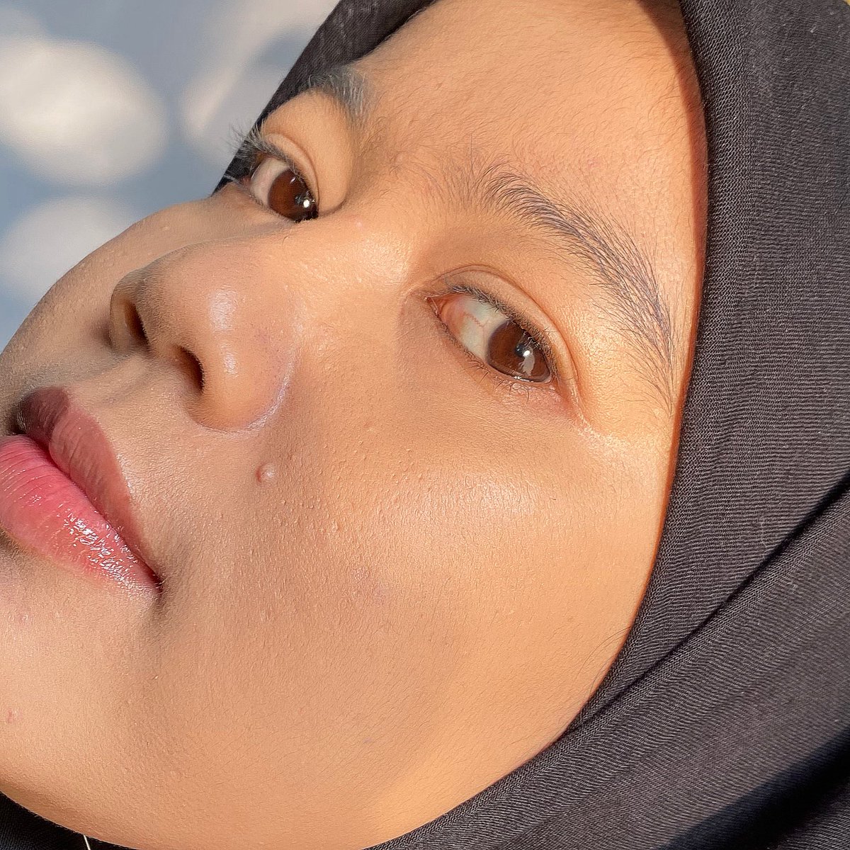 cushion lokal viral yg katanya mirip high end product nih, dipake pergi seharian masih tetep flawless ✨

coba tebak aku pake cushion apa?! 👀