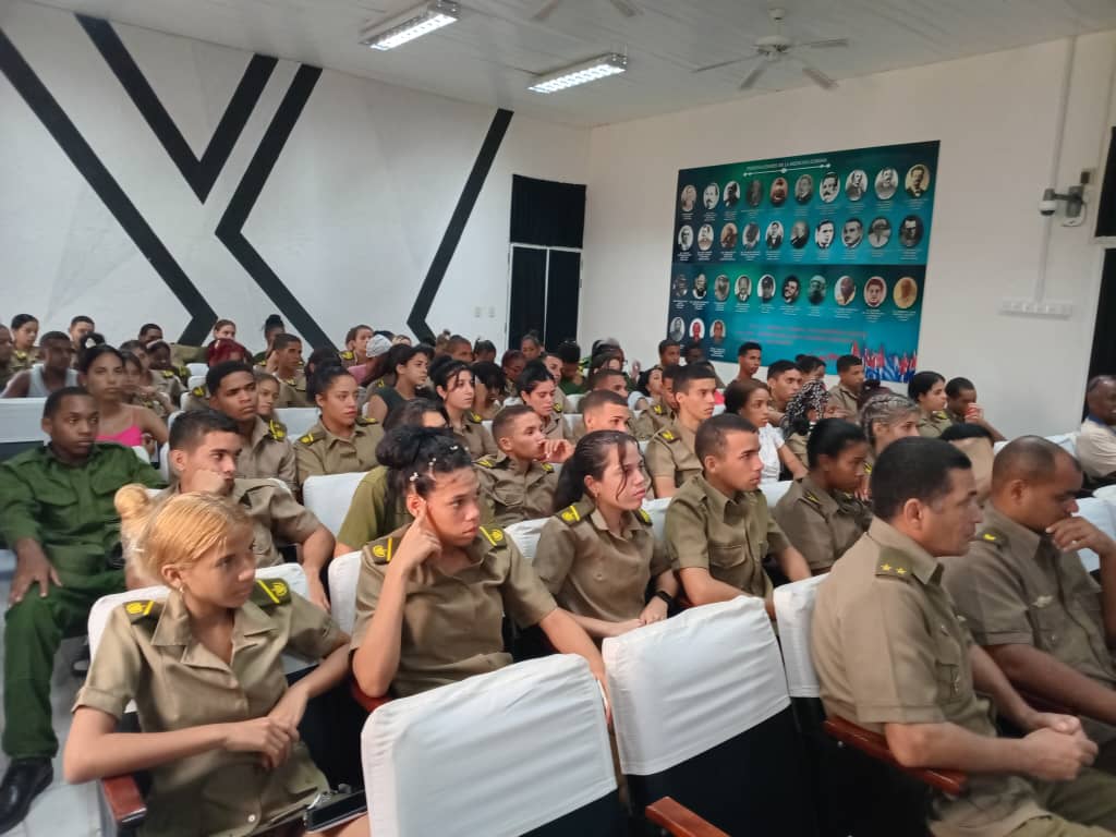 UCIMED FAR recibe a sus cadetes de 1er año con taller formativo. Preparación integral para un nuevo curso que inicia el 1ro de septiembre. ¡Bienvenidos! 🇨🇺🩺📚 #FARCuba