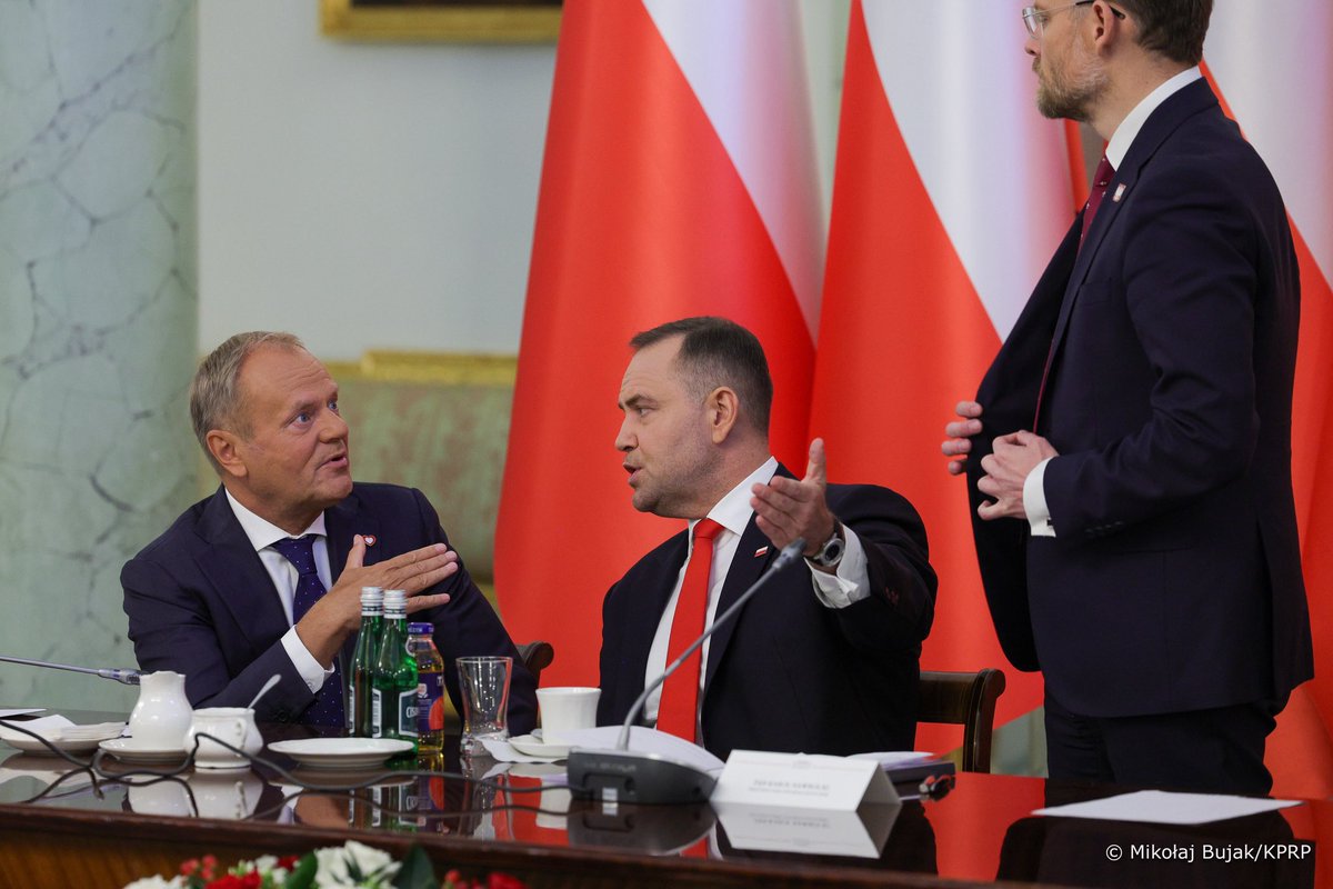 - będziesz fikał to za drzwiami mam sześciu takich Boguckich i zaraz inaczej pogadamy