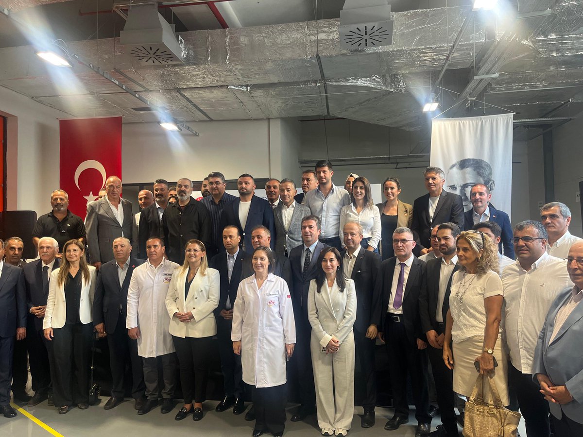 TuranHancerli's tweet photo. İBB’nin Ahmet İsvan Halk Ekmek Fabrikası’nda glütensiz üretim tesisimizin açılışını gerçekleştirdik.

Gluten hassasiyeti ve çölyak hastalığı olan vatandaşlarımız için sağlıklı, güvenli ve erişilebilir ürünler üretmek artık çok daha güçlü bir kapasiteyle mümkün.

Bu tesisle sadece ekmek değil; aynı zamanda eşitlik, sağlık ve adalet üretecek. İstanbul’da hiç kimse sağlıklı gıdaya erişimde geri kalmayacak! 🍞🌾
