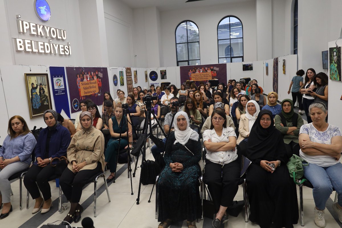 Van’da Kadın Sivil Toplum Buluşması

Van’da faaliyet yürüten sivil toplum örgütlerindeki kadınlar, Birliğimizin organize ettiği “Kadın Yaşamdır, yaşam kendini yönetmektir” adlı etkinlikte bir araya geldi.

İpekyolu Belediyesi’nin ev sahipliğinde gerçekleştirilen etkinliğe, kadın