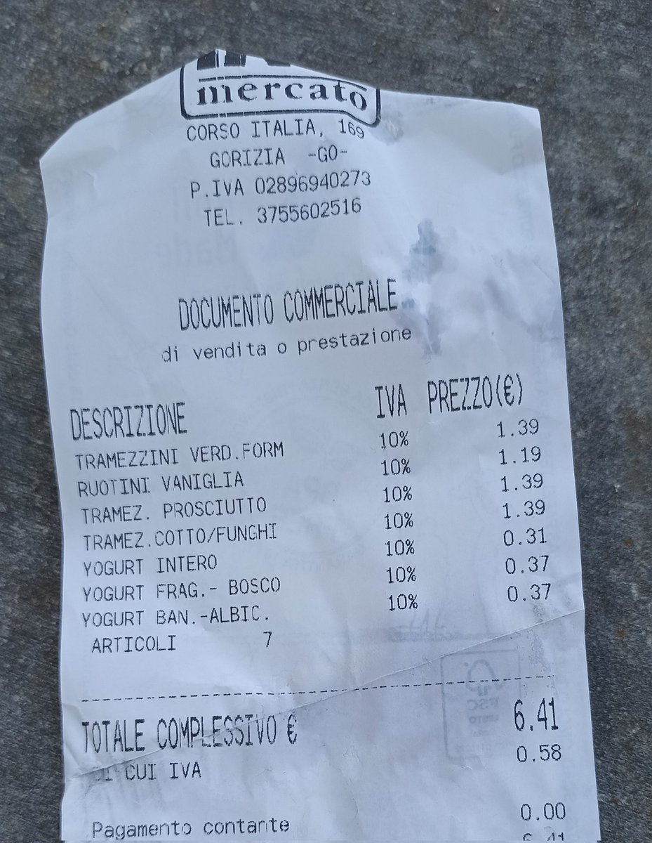 Trois sandwichs triangle
trois yaourts
un paquet de biscuits
6, 41 €
😳😳😳
(Gorizia, Italie, 2025)
(et oui je sais je suis gourmand)