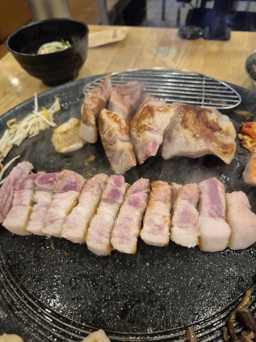 울 참치 월급날이라고 꼬기 상납하신단다.
한달간 을마나 고생을 했을텐데.. 이 귀한걸 우째 먹냐.. ㅜㅜ 그래도 맛있겠따!!!