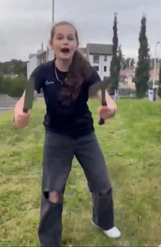 𝐐𝐔𝐄𝐄𝐍 tweet media