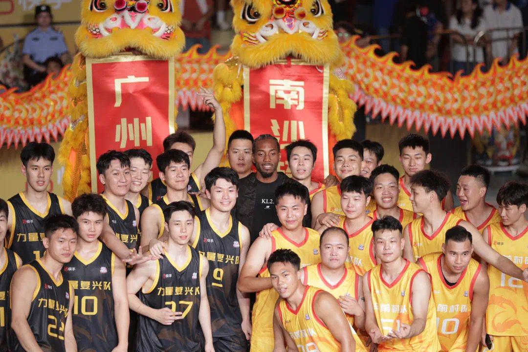 NanshaLook's tweet image. 🏀 NBA superstar Kawhi Leonard surprises fans at Nansha Village BA!
Wore traditional Tang suit + received lion dance banner + experienced Wing Chun
How would you wanna interact with Kawhi? 👇
#VillageBA #NanshaBasketball #BayAreaVibes