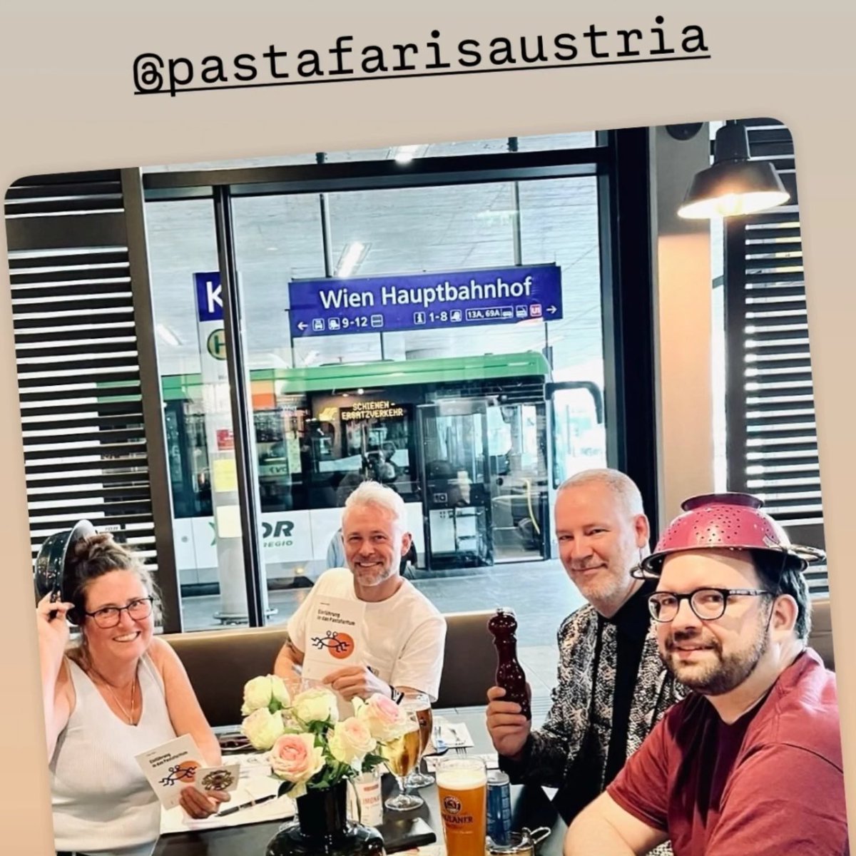 Band 1 unserer Schriftenreihe ist bei den Almisten in besten Händen - sogar während der #nudelmesse in der Hand von Niko Alm. Ultramontanes Pastafaritum mit #pastafarisaustria
👍 Gemeinsam Religion weiterdenken.