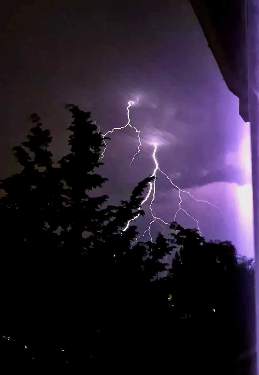 chriscabe3's tweet image. #Lightning show from #greshamOR looking north #orwx @fox12oregon @fox12weather @major_weather @MarkNelsenWx @CamilaOrtiTV