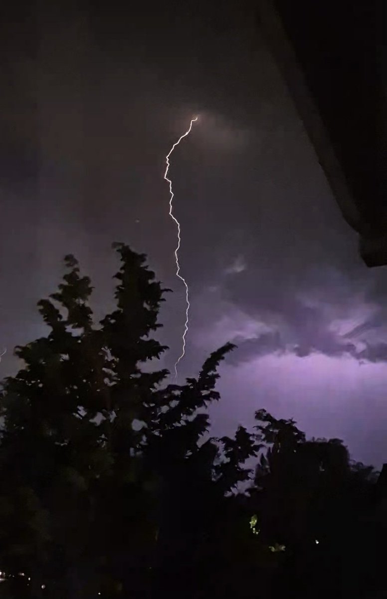chriscabe3's tweet image. #Lightning show from #greshamOR looking north #orwx @fox12oregon @fox12weather @major_weather @MarkNelsenWx @CamilaOrtiTV