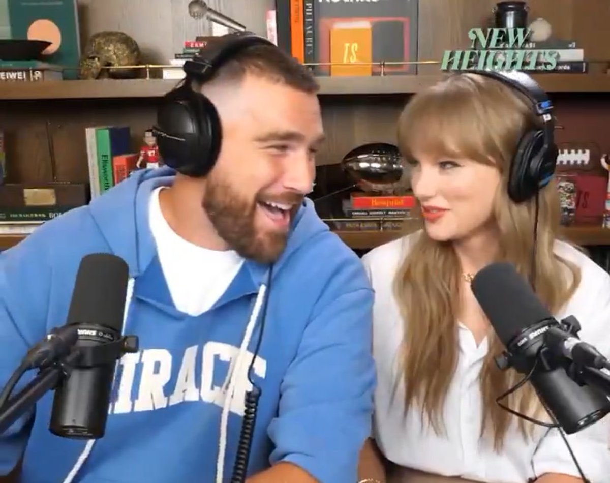 taylorswiftbr's tweet photo. "Eu esqueci que estávamos tentando entrevistá-la, porque é difícil entrevistar alguém que você ama. Eu só estava tentando garantir que ela estava se divertindo."

— Travis Kelce sobre entrevistar Taylor Swift 🥺 https://t.co/Y1cmfwijWF