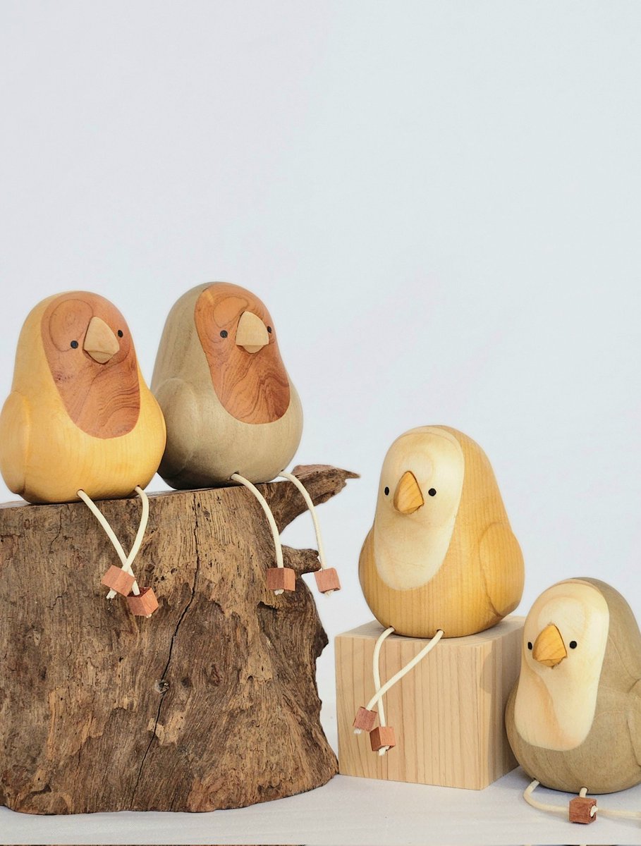 【新商品】
足ぶら鳥シリーズにコザクラインコが新登場🦜

愛情の深さ故にラブバードと呼ばれるコザクラインコですが、愛とかなんかよくわかんない…みたいな表情に仕上がりました✨

カラーリングは全4種類！
9/10㈬〜15(月祝)
#高槻ことりフェスタ で販売予定🥰