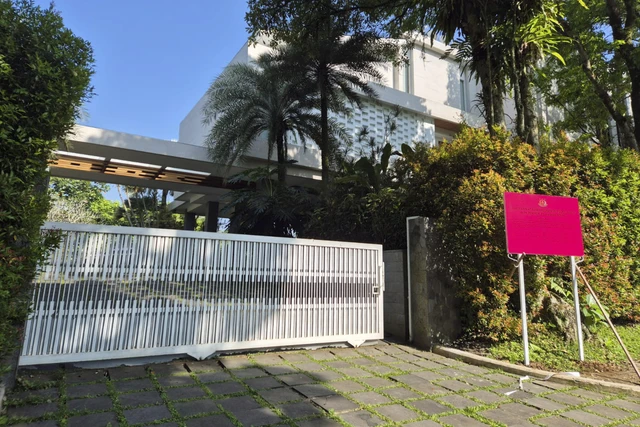 Para jaksa menyita rumah Riza Chalid di Rancamaya, Bogor, dgn dugaan tindak pidana pencucian uang dalam korupsi tata kelola minyak mentah. Chalid dinyatakan buronan sejak 19 Agustus kumparan.com/kumparannews/k…