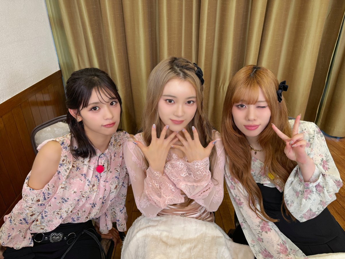 official__ME_I_'s tweet photo. 📸:⊹˚₊ Behind Photos.

✧ バスツアー🚌
https://t.co/5QDT47cKpQ
✧ レビューチャレンジ💭
https://t.co/NUXuOQ9hOP
✧ MIU王👑
https://t.co/PZCVsiQvvu

#ME_I #ミーアイ #미아이 https://t.co/M0IekdpkxA