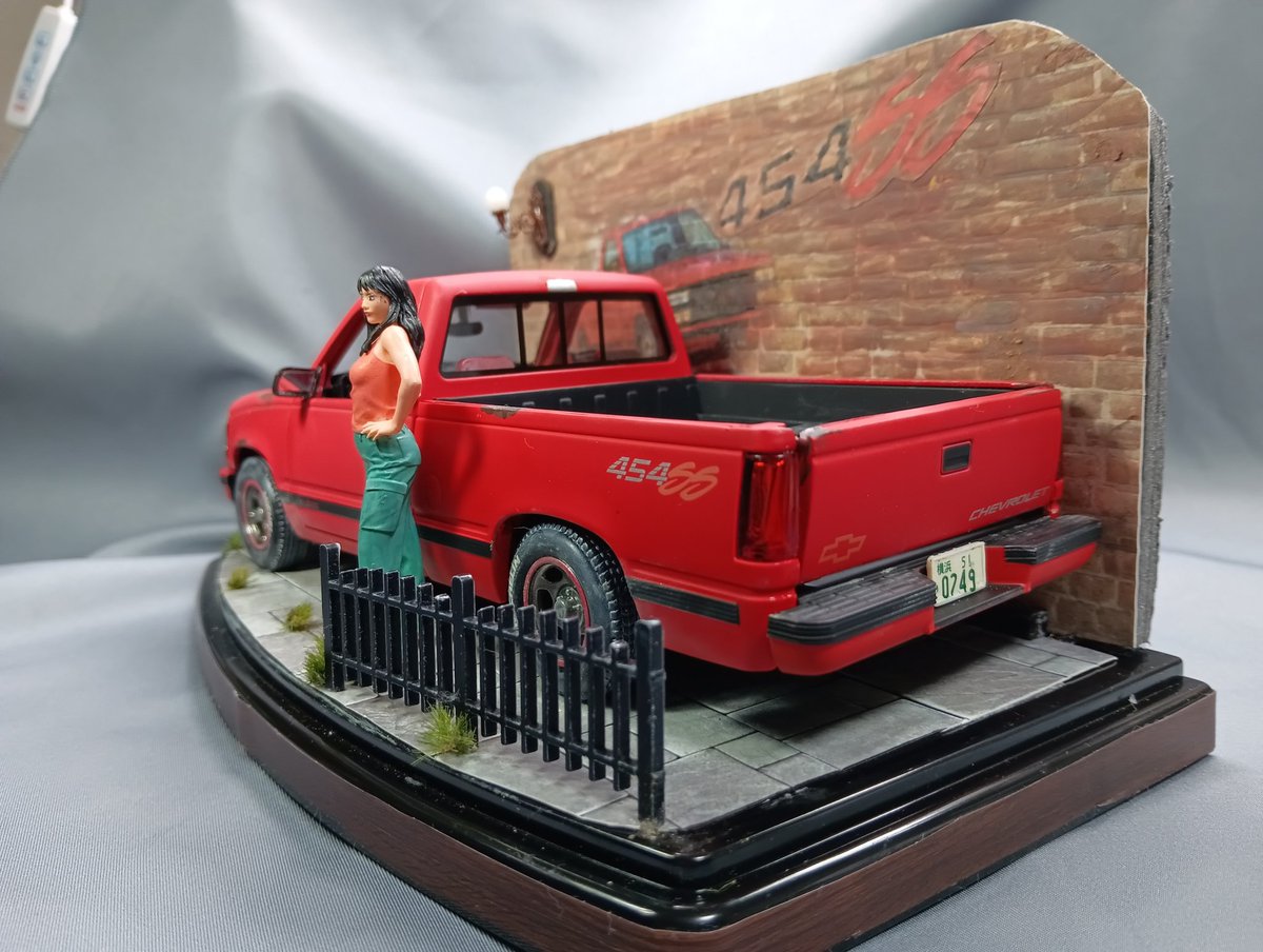 水曜日終了らしい✨Maisto1/24
シボレーC-1500.454ss！
逆レストアビネットベース完成しました✨艶消しボディ、フォグランプ追加、ホイールガンメタ塗装、シート塗装、ウインカーサイドミラー再塗装、セリアのジオラマシートに454ssの画像を印刷して上からアクリル筆ペンで着色✨これにて完成✨