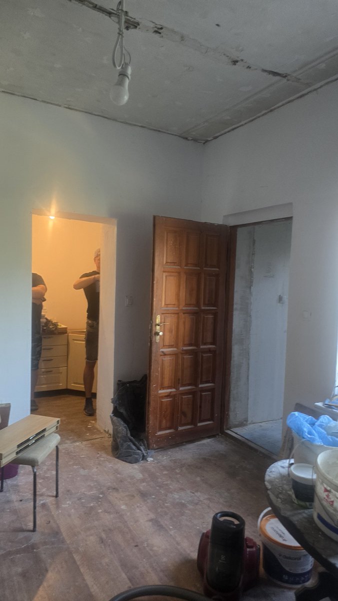 Dziewczyna ze szpachelką w ręku.

Karolina niedawno skończyła 18 lat, dzięki czemu mogła wyfrunąć z gniazda Rodzinnego Domu Dziecka. Ruszyła w świat z walizką i sercem pełnym planów i marzeń. Otrzymała możliwość zamieszkania z osobami w podobnej sytuacji albo przejęcia lokum