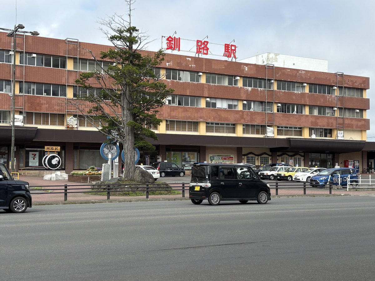 PKsetch's tweet photo. 釧路市上下水道部でマンホールカードゲット。別海町上下水道課でマンホールカードゲット。
ほんまどこ行くのも遠い北海道。根室で一泊して別海町　牛乳が美味しい。
釧路では和商市場で勝手丼　食べ物はほんま美味しい🤤　大阪に帰る頃にはブタになってるわ。でも嬉しいことや。 https://t.co/yeY4GCyEBI