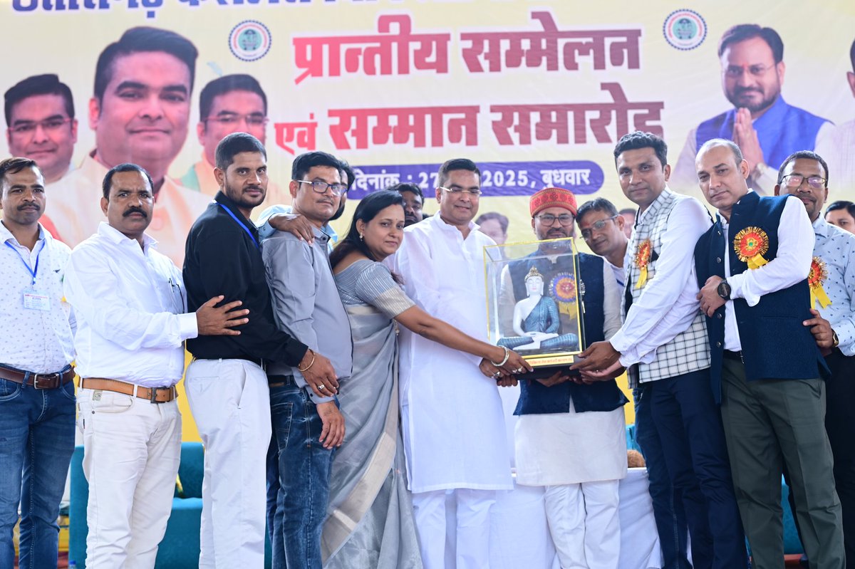 Rikesh_SenBJP's tweet photo. छत्तीसगढ़ कैशलैस चिकित्सा सेवा कर्मचारी क��्याण संघ के प्रांतीय सम्मेलन एवं सम्मान समारोह में शामिल हुआ।

संघ द्वारा उठाई गई कैशलैस चिकित्सा सुविधा की मांग वास्तव में आमजन के लिए संजीवनी है। हमारी सरकार पहले ही सरकारी अस्पतालों की ओपीडी सुविधा को कैशलैस कर चुकी है https://t.co/xzbbHSTq43