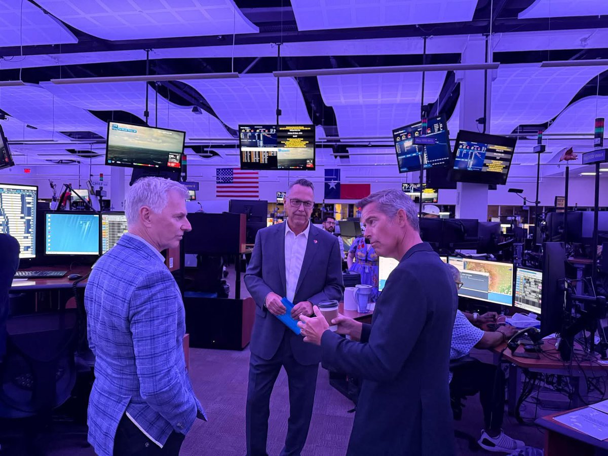 johnallanmoody's tweet image. @SecDuffy paid a visit to Southwest Airlines to see firsthand how the U.S. Department of Transportation is working with airlines. #seanduffy #johnmoody #travel #transport #oneworldtouring