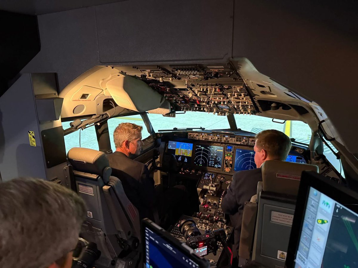 johnallanmoody's tweet image. @SecDuffy paid a visit to Southwest Airlines to see firsthand how the U.S. Department of Transportation is working with airlines. #seanduffy #johnmoody #travel #transport #oneworldtouring