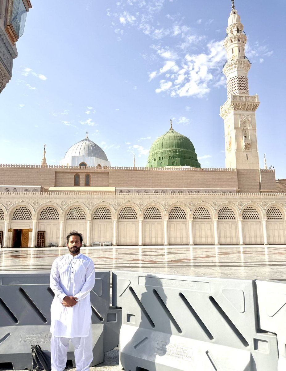 اے صبا ببر کہ مُشتاقم بدرگاہ نبی صلى الله عليه وسلم 
دو سلامم دست بستہ پیش ایوان رسول صلى الله عليه وسلم
