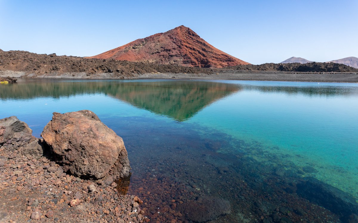 Parte de la magia de #Lanzarote habita en sus contrastes 🩵💙🤎

#LanzaroteLaIslaDiferente