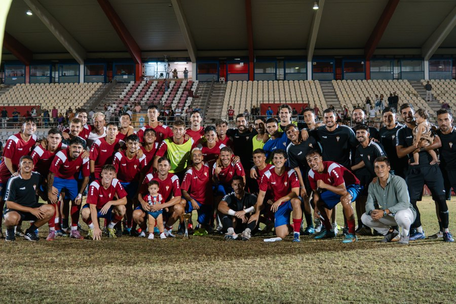 La situación del <a href="/AlgecirasCF/">Algeciras CF</a> es crítica sin haber empezado la primera jornada de #PrimeraRFEF. Dueños que quieren vender, un estadio sin mantenimiento, un césped que parece un patatal, la equipación oficial aún sin presentar y jugadores inscritos en el último minuto. Este #hilo