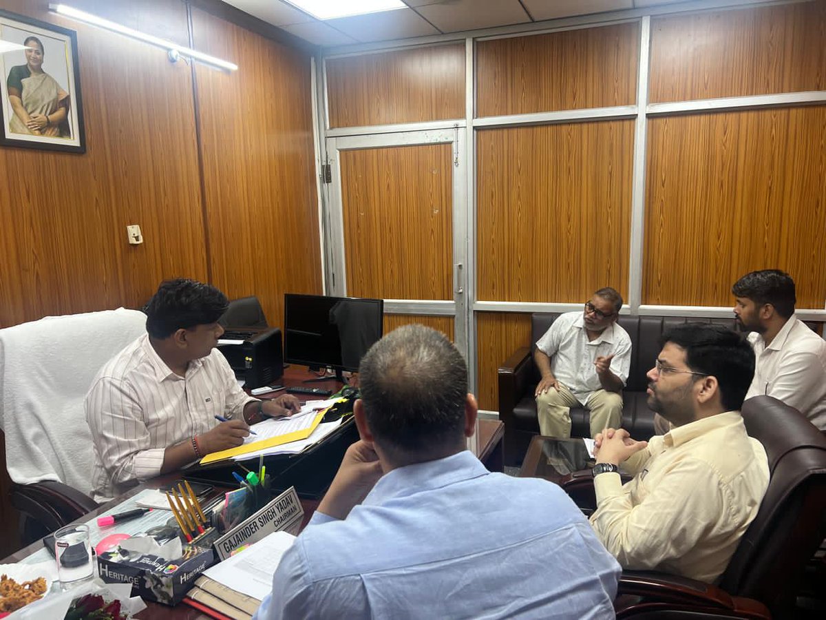 gajainderYDVBJP's tweet photo. महरौली वार्ड में जल, सीवर एवं कुओं के कार्यों को शीघ्र पूर्ण कराने हेतु आज जल बोर्ड अधिकारियों के साथ महत्वपूर्ण बैठक आयोजित की गई।
स्थानीय विकास कार्यों की प्रगति पर विस्तृत चर्चा की गई और समयबद्ध पूरा करने के निर्देश दिए गए।

#BJP #भारतीयजनतापार्टी
#Mehrauli #महरौली #जयमहरौली
#GajainderYadav #गजेंद्र_यादव

@BJP4India @BJP4Delhi @narendramodi @AmitShah @JPNadda @gupta_rekha @Virend_Sachdeva @RamvirBidhuri @PavanRanaRSS @PandaJay @aarti_singhbjp