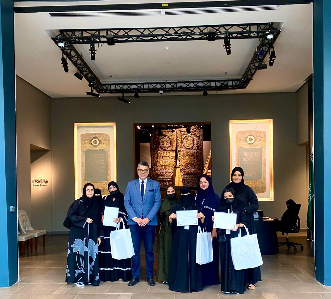 "إمكان تمكّن المستفيدات من ذوات الإعاقة السمعية <a href="/EMKAN_DEAF/">( إمكان ) جمعية الإعاقة السمعية النسائية بجدة</a> للعمل كمرشدات متحفيات في جدة”

جدة –
في إطار جهودها المستمرة لتمكين ذوات الإعاقة السمعية ودعم مشاركتهن في سوق العمل، نفّذت جمعية الإعاقة السمعية النسائية بجدة “إمكان” برئاسة صاحبة السمو الملكي الأميرة نوف بنت مقرن بن