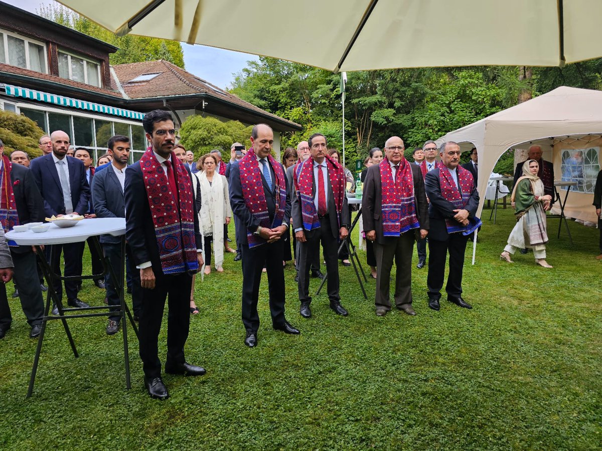 PakinSchweiz's tweet image. 🇵🇰 Embassy in Bern 🇨🇭 hosted a National Day Reception at Pakistan House on 26.08.25. A large number of Diplomatic and Pakistani Community participated in the event. Showcased Pakistani culture, served Paksitani cuisine with live Folk music. @PkPublicDiplo @ForeignOfficePk