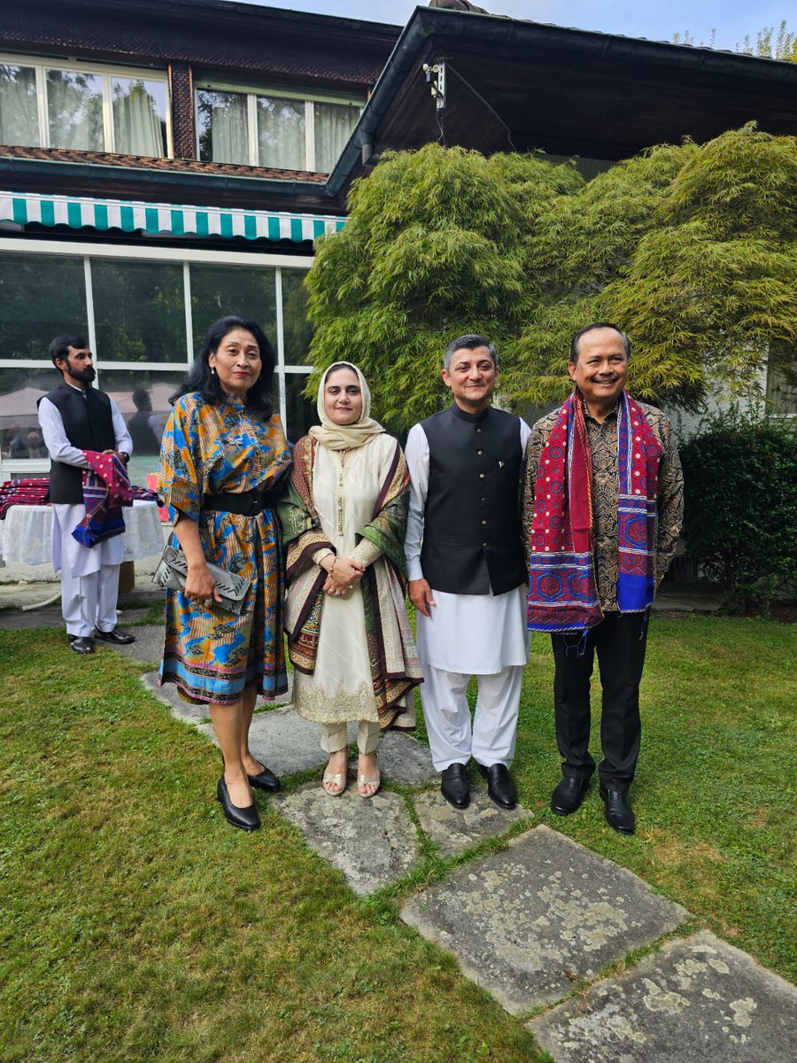 PakinSchweiz's tweet image. 🇵🇰 Embassy in Bern 🇨🇭 hosted a National Day Reception at Pakistan House on 26.08.25. A large number of Diplomatic and Pakistani Community participated in the event. Showcased Pakistani culture, served Paksitani cuisine with live Folk music. @PkPublicDiplo @ForeignOfficePk